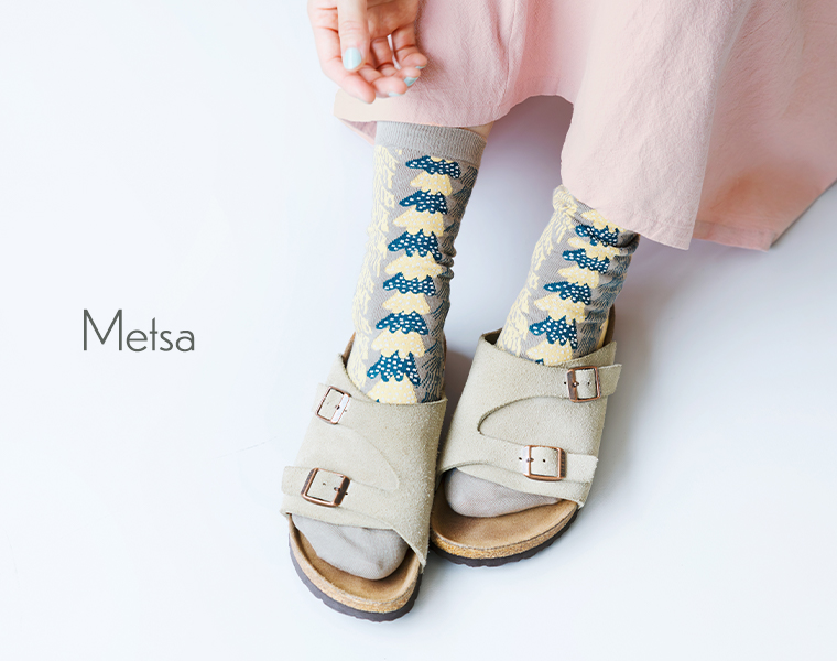 Metsaのソックスをサンダルに合わせた足元
