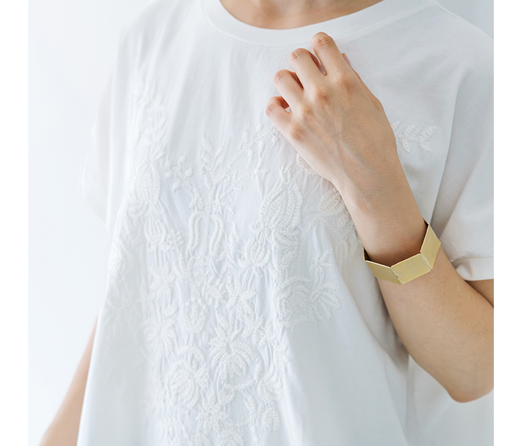 ボタニカル刺繍ワイドTシャツ(ホワイト)着用の刺しゅう寄りカット
