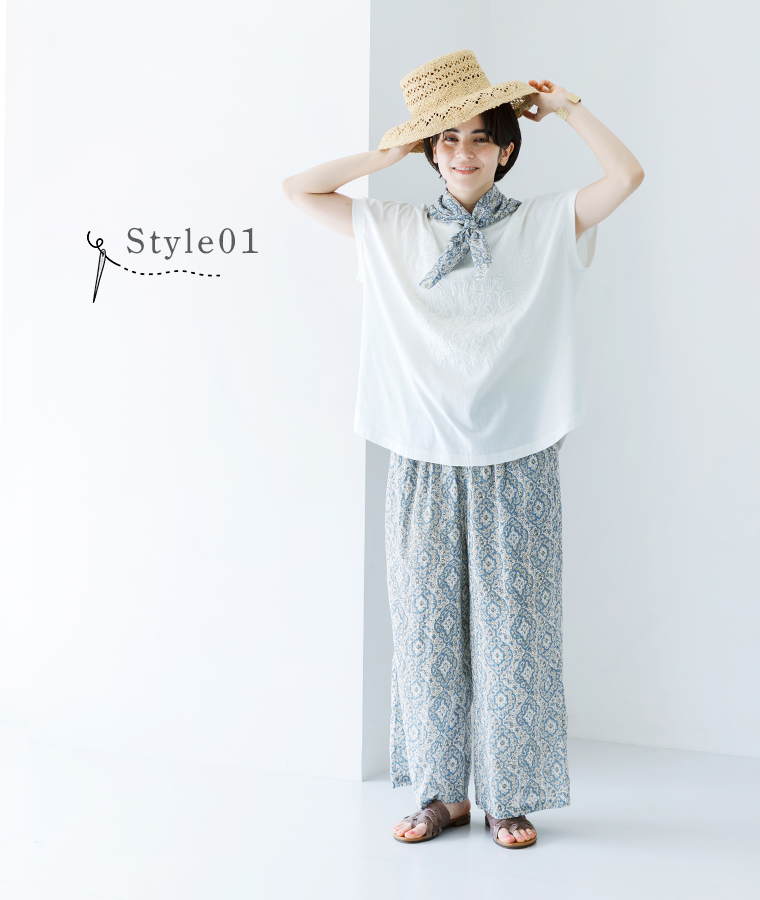 ボタニカル刺繍ワイドTシャツ(ホワイト)と柄パンツを合わせた全身コーディネート