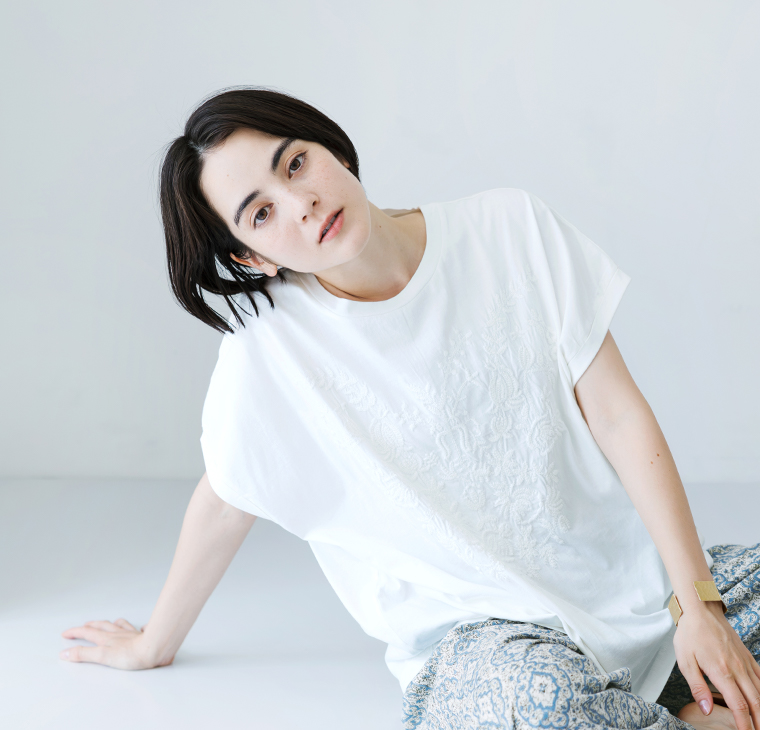 ボタニカル刺繍ワイドTシャツ(ホワイト)を着用し座った上半身カット