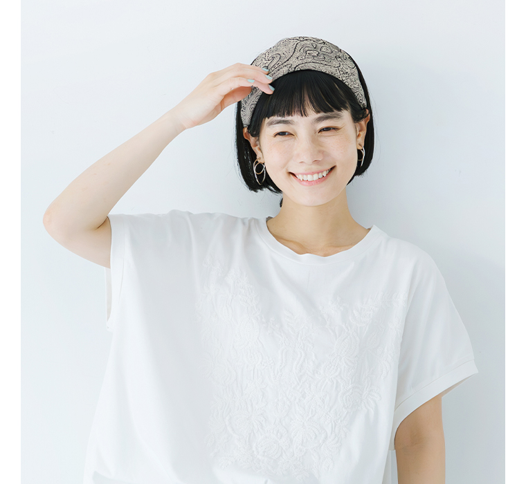 ボタニカル刺繍ワイドTシャツ(ホワイト)の刺しゅうと頭に巻いたスカーフ寄りカット