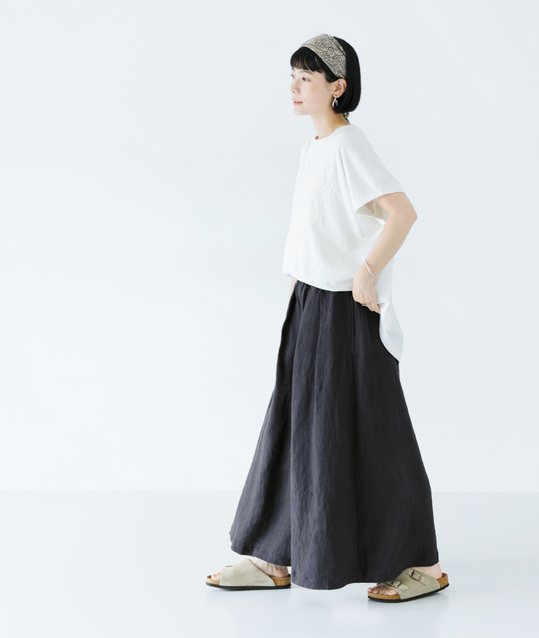 ボタニカル刺繍ワイドTシャツ(ホワイト)着用の全身斜め横のカット