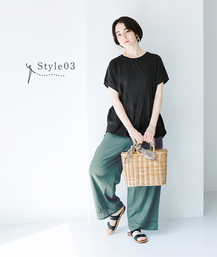 ボタニカル刺繍ワイドTシャツ(ブラック)とカラーパンツを合わせた全身コーディネート