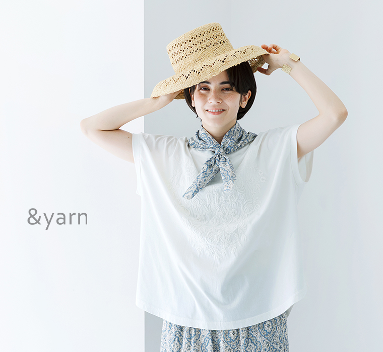 ＆yarn ボタニカル刺繍ワイドTシャツ(ホワイト)着用の上半身カット
