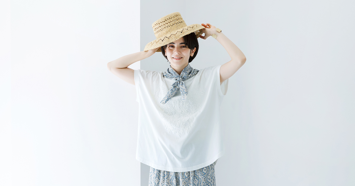 手仕事を思わせる刺しゅうが繊細に華やぐ【&yarn】一枚でサマになる 