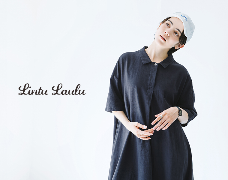 Lintu Lauluのポロシャツフレアワンピース ネイビーブルーを着たモデルの上半身画像