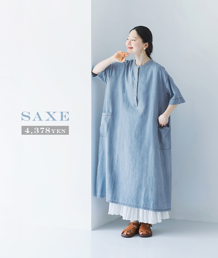 no jeanの暑い日にも着られる半袖デニムワンピース サックスを着用したモデルの全身画像