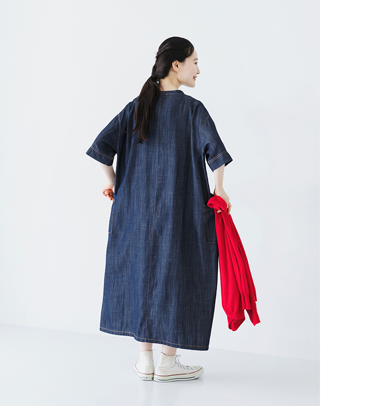 暑い日にも着られる半袖デニムワンピース ネイビーを後ろから写した画像