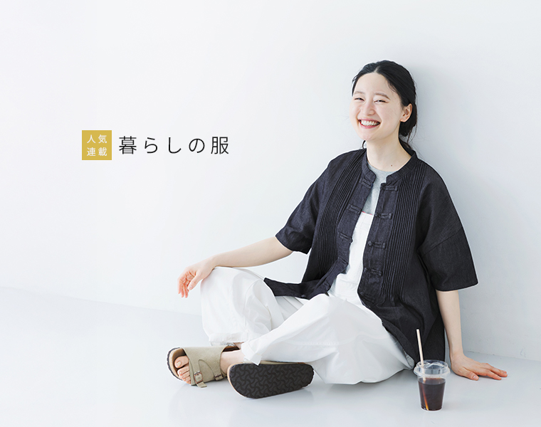暮らしの服　暑い日にも着られる半袖デニムワンピース サックスを着用したモデル画像