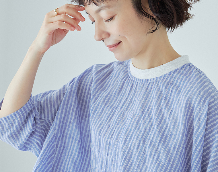 UNPLE サイドフレアリブネックプルオーバー ブルー 首元寄り前