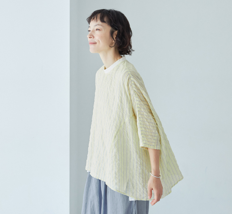 UNPLE サイドフレアリブネックプルオーバー イエロー 上半身寄り横