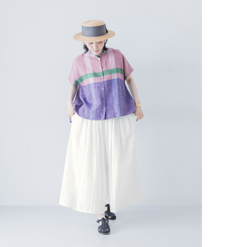 ピンクのパネルチェックシャツと白いロングスカートのコーディネート