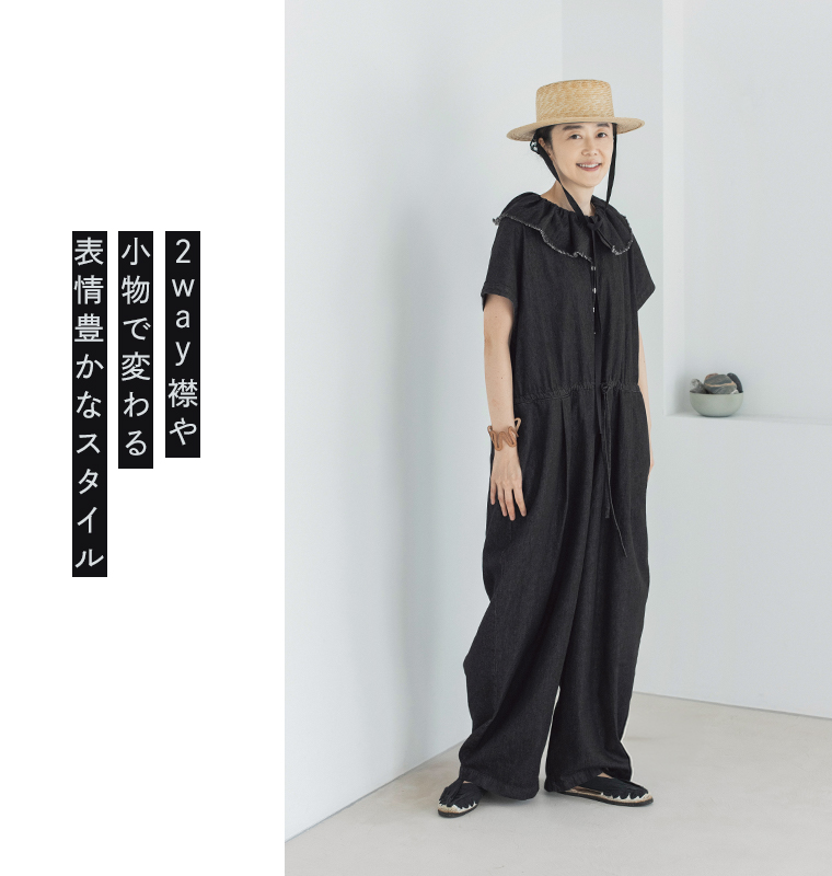 &yarn 滝口和代さんコラボ or frill all in oneを着用したイメージ。黒のフリル付きオールインワンに麦わら帽子を合わせたスタイリングで、軽やかでナチュラルな雰囲気を表現した商品画像。