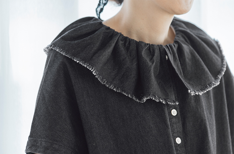 &yarn 滝口和代さんコラボ　or frill all in oneの襟元ディテール。黒のフリル襟が二重に重なり、切りっぱなしの端がニュアンスを添えるデザイン。素材の質感と立体的なフリルの表情が際立つアップ画像。