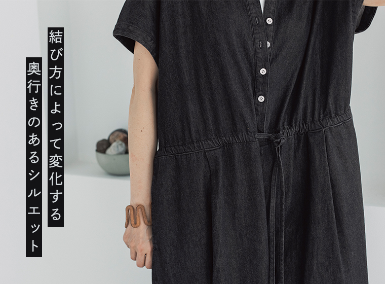 &yarn 滝口和代さんコラボ　or frill all in oneのウエストディテール。黒のオールインワンのウエスト紐を結ぶことでシルエットが変化し、奥行きのある表情を生むデザイン。素材の質感と結び方によるニュアンスが際立つアップ画像。