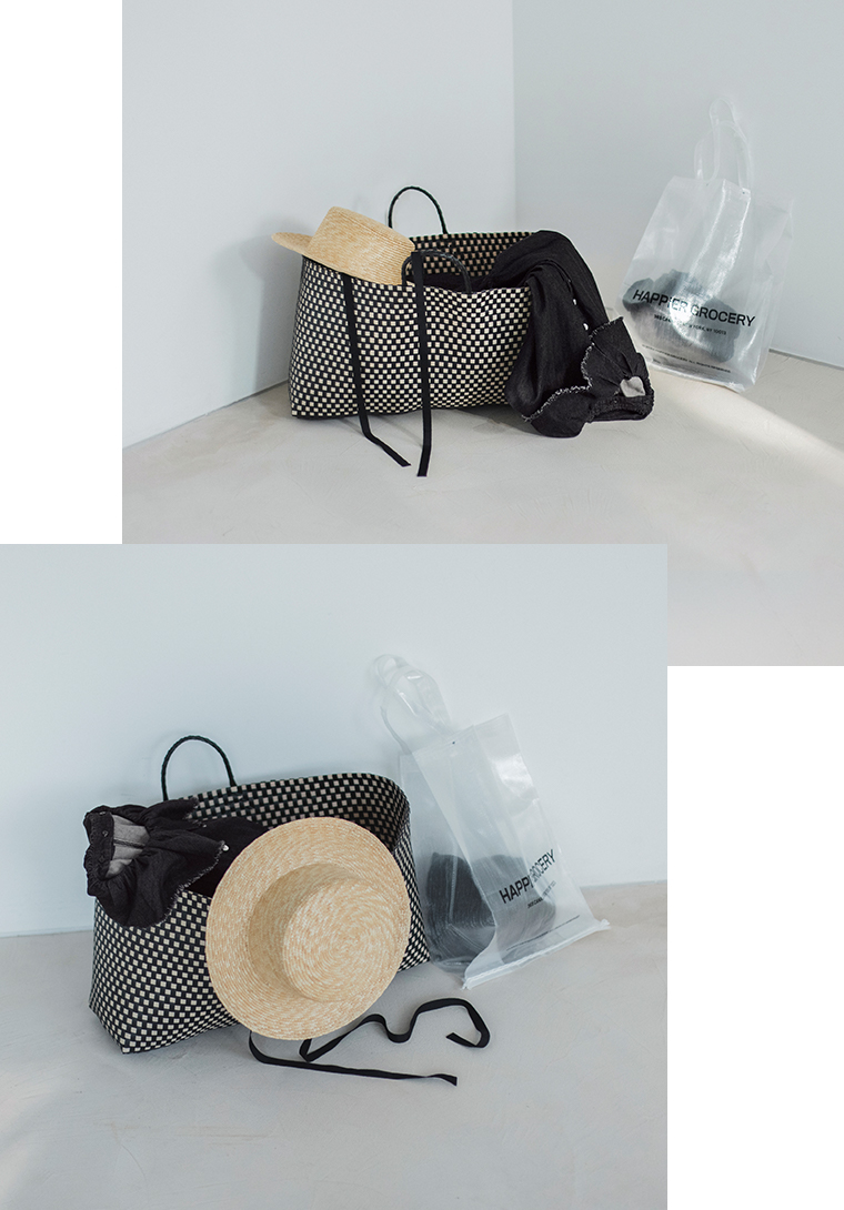 &yarn 滝口和代さんコラボ　or frill all in oneと夏小物のイメージ。黒のフリル付きオールインワン、麦わら帽子、チェック柄トートバッグ、透明バッグを組み合わせたスタイリング。軽やかで洗練された夏の雰囲気を感じるディスプレイカット。