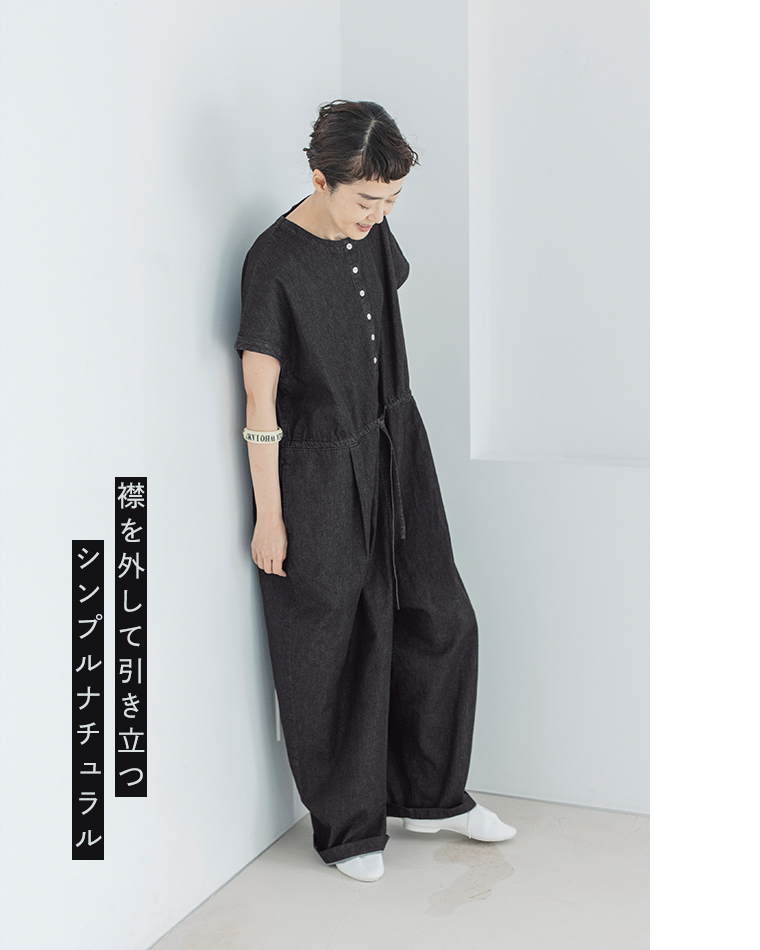 &yarn 滝口和代さんコラボ　or frill all in oneを着用したイメージ。黒のオールインワンに襟を外したシンプルスタイルで、ナチュラルな雰囲気を引き立てるデザイン。軽やかな素材感とリラックスした佇まいが印象的な商品画像。