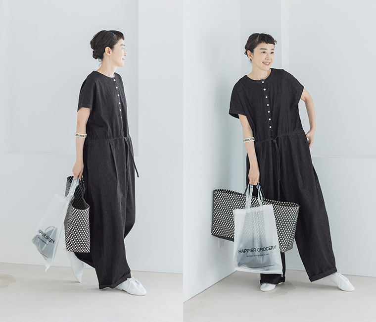 &yarn 滝口和代さんコラボ　or frill all in oneを着用したイメージ。黒のオールインワンをシンプルに着こなし、白いシューズとモノトーンのバッグを合わせたスタイル。軽やかでナチュラルな雰囲気を引き立てる、日常使いにも映える商品画像。