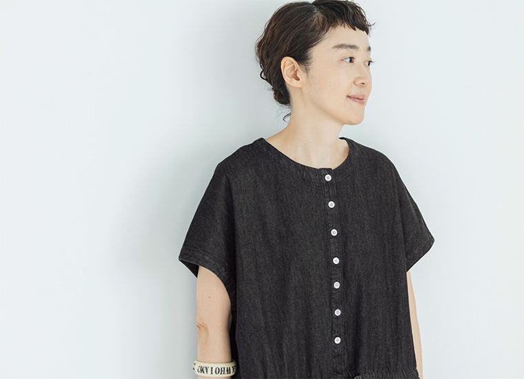 &yarn 滝口和代さんコラボ　or frill all in oneの上半身ディテール。黒のオールインワンをシンプルに着こなし、白ボタンがアクセントになったデザイン。軽やかな袖とナチュラルな素材感が際立つ、すっきりとした印象のアップ画像。