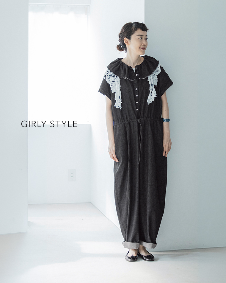 &yarn 滝口和代さんコラボ　or frill all in oneを着用したイメージ。黒のオールインワンに白のレース付きフリルカラーを合わせたガーリースタイル。軽やかな素材感と柔らかな雰囲気が調和し、上品で女性らしい印象を演出する商品画像。