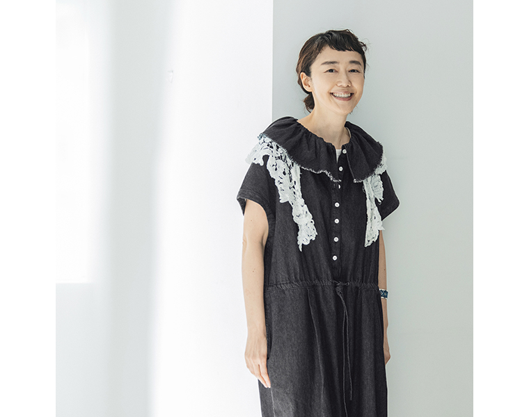 &yarn 滝口和代さんコラボ　or frill all in oneを着用したイメージ。黒のオールインワンに白のレース付きフリルカラーを合わせたスタイル。柔らかな素材感と繊細なレースが調和し、上品で女性らしい印象を演出する商品画像。