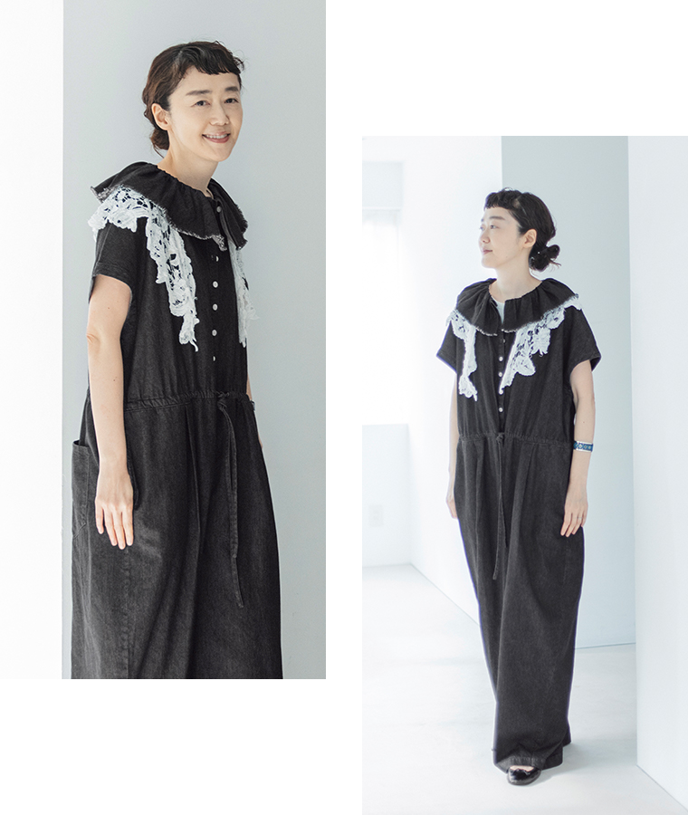 &yarn 滝口和代さんコラボ　or frill all in oneを着用したイメージ。黒のオールインワンに白のレースを重ねたスタイルで、柔らかな素材感と繊細なレースが調和。ほんのりガーリーな雰囲気をまといながら、ナチュラルで上品な印象を演出する商品画像。