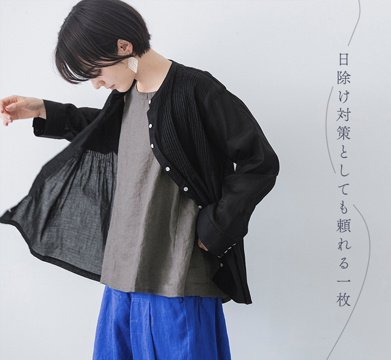 ラミーコットンピンタック前あきブラウス ブラックを横向きで着用したモデル画像