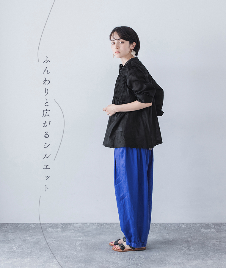 ラミーコットンピンタック前あきブラウス ブラックを横から写したモデル画像