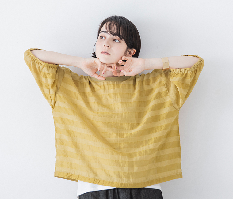SUN VALLEYテンセルシアーボーダーリブ付きブラウス（イエロー）の商品画像。白のインナーとダークグレーのボトムスを合わせた正面コーディネート