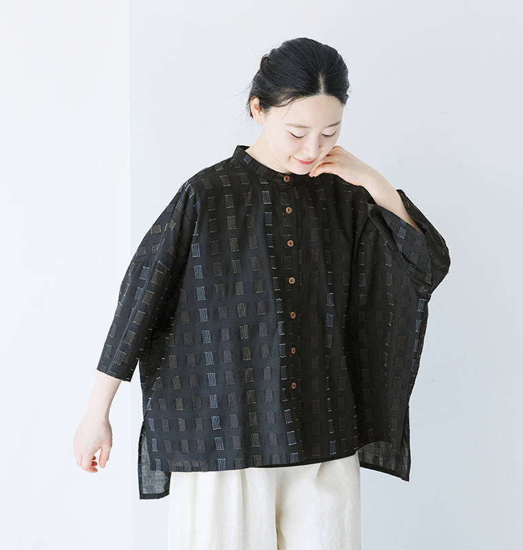 COLORKのステッチ刺繍入りローンふわっとシャツを着用したモデル画像