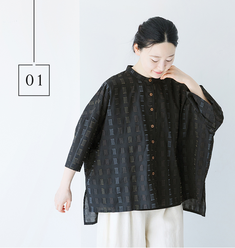 COLORKのステッチ刺繍入りローンふわっとシャツを着用したモデル画像