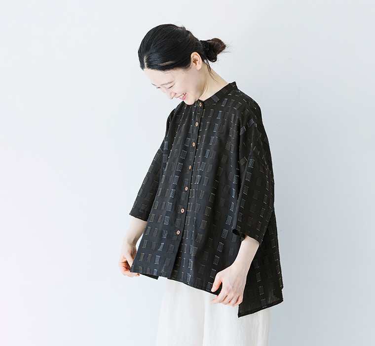 ステッチ刺繍入りローンふわっとシャツを着用したモデルの上半身画像