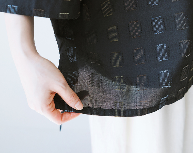 ステッチ刺繍入りローンふわっとシャツの透け感のある裾を写した画像