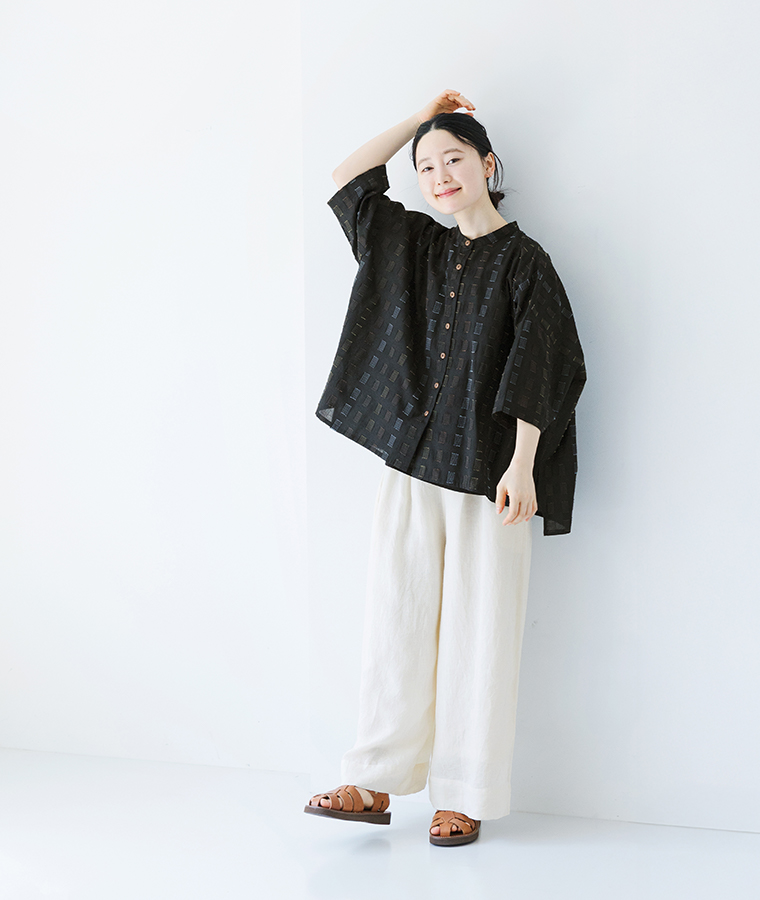 ステッチ刺繍入りローンふわっとシャツを着用したモデルの全身画像