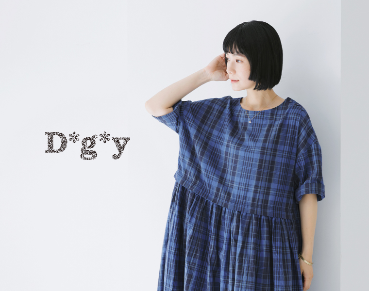 D*g*y 別注 爽やかブルーチェックコットンリネンワンピースを着用した女性モデルの上半身スタイル
