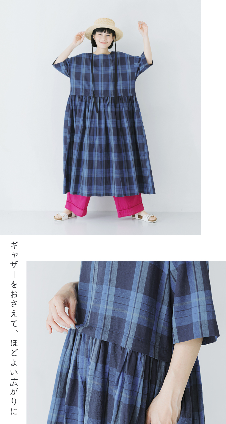 ビッグチェック柄ワンピースにピンクのペチパンツを合わせた女性モデルの全身スタイル