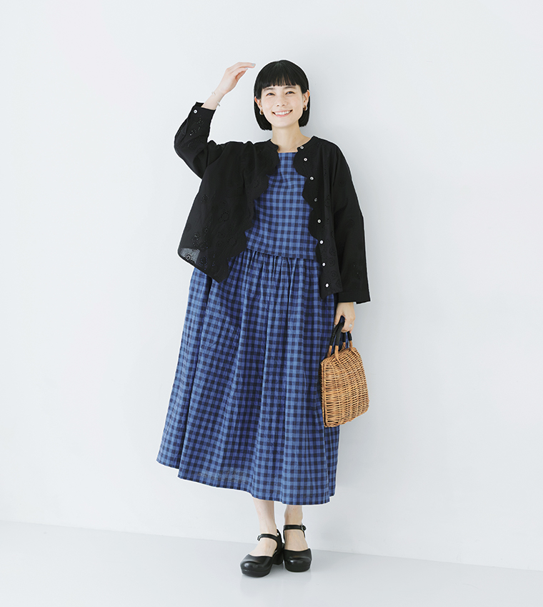 ギンガムチェック柄ワンピースに黒の羽織りとかごバッグを合わせた女性モデルの全身スタイル