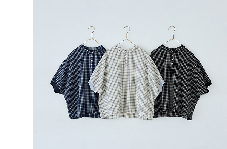 e ciel a temps douxさらっと涼しいチェックの袖リブワイドシャツのカラーバリエーション（左からネイビー、オフホワイト、ブラック）をハンガーに掛けた単品吊り（置き画）の商品画像