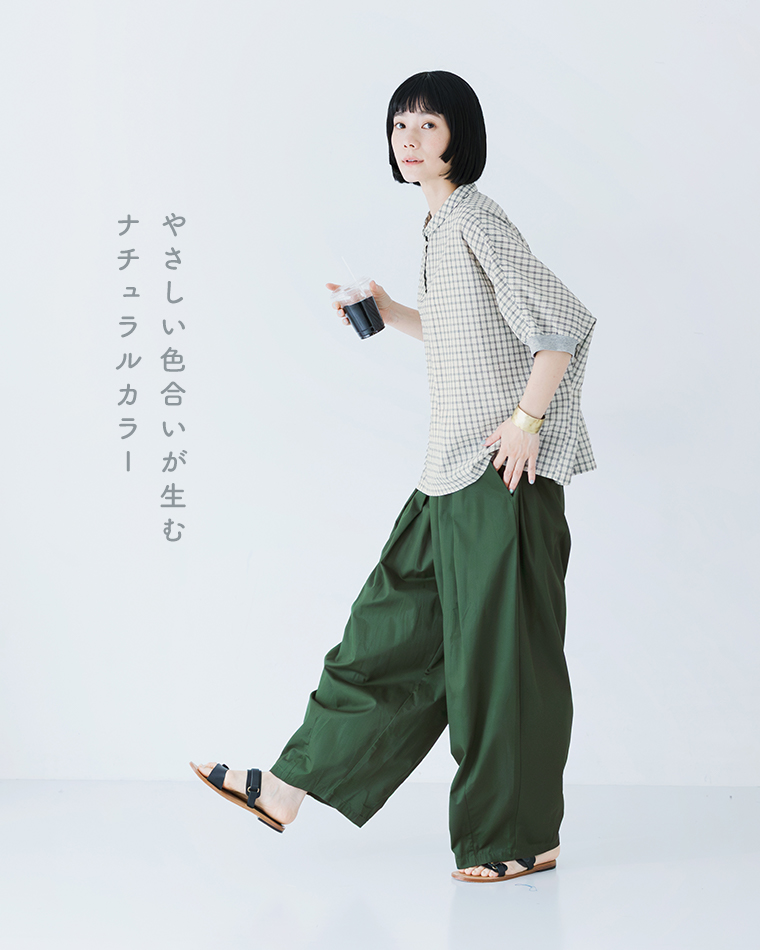 le ciel a temps douxさらっと涼しいチェックの袖リブワイドシャツ（オフホワイト）をグリーンのワイドパンツに合わせた動きのある斜め姿の全身コーディネートと、「やさしい色合いが生むナチュラルカラー」のテキスト入りの商品画像
