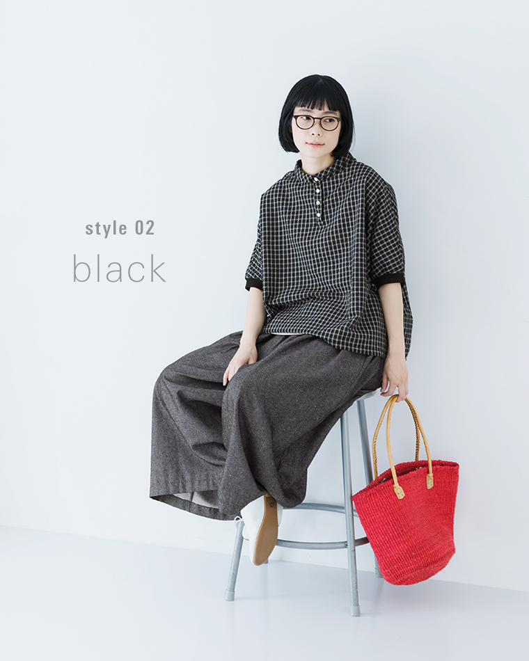 le ciel a temps douxさらっと涼しいチェックの袖リブワイドシャツ（ブラック）をグレーのワイドパンツに合わせ、スツールに腰掛けた正面の全身コーディネートと、「style 02 black」のテキスト入りの商品画像