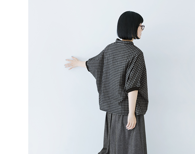le ciel a temps douxさらっと涼しいチェックの袖リブワイドシャツ（ブラック）をグレーのワイドパンツに合わせたコーディネートの、後ろ姿（バックシルエット）の商品画像