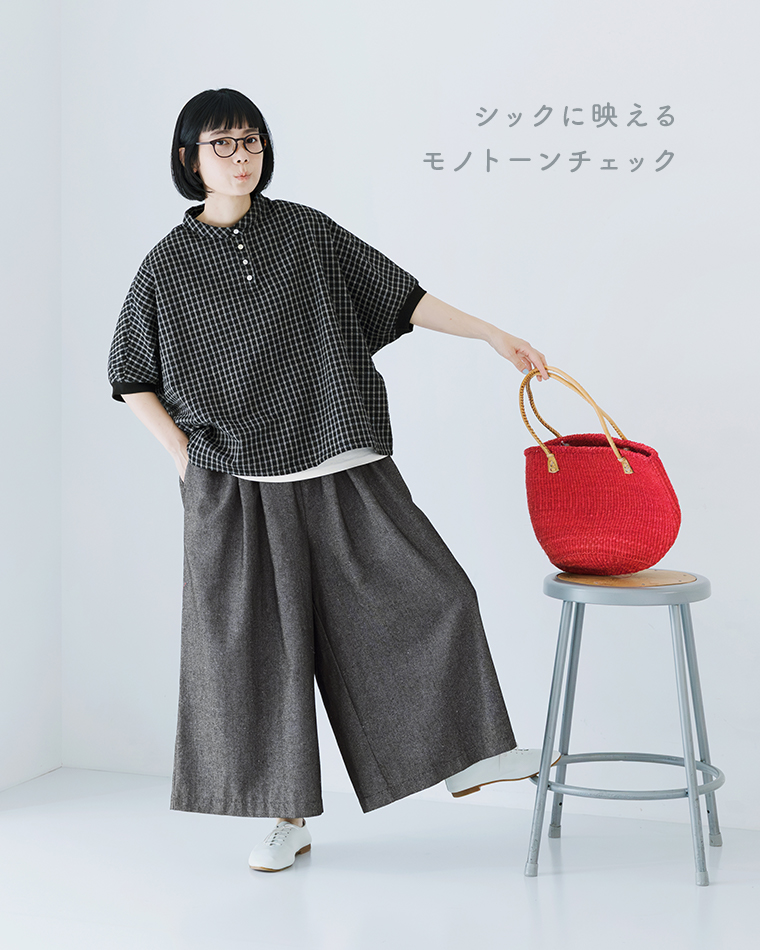 le ciel a temps douxさらっと涼しいチェックの袖リブワイドシャツ（ブラック）をグレーのワイドパンツに合わせた正面の全身コーディネートと、スツールの上に置いた赤いかごバッグに手を添えたポーズ、および「シックに映えるモノトーンチェック」のテキスト入りの商品画像