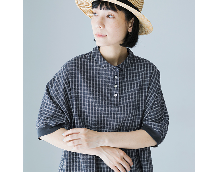 le ciel a temps douxさらっと涼しいチェックの袖リブワイドシャツ（ネイビー）を着用し、麦わら帽子をかぶった正面のアップ（バストアップ）の商品画像