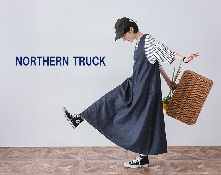 NORTHERN TRUCKのワークジャンパースカート インディゴネイビーを着用したモデルのサイドシルエット画像