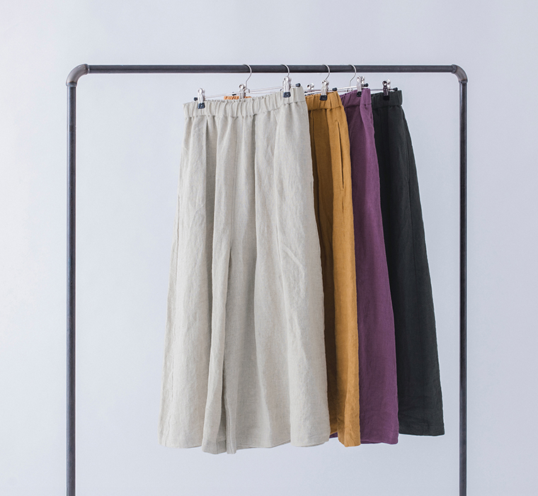 100％リネンタックワイドパンツ 全4色をラックに掛けた商品画像