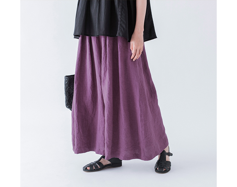 100％リネンタックワイドパンツ パープルのワイドシルエットを写した画像