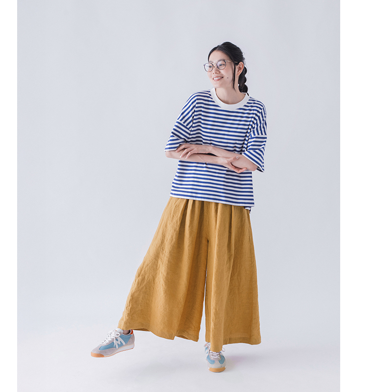 100％リネンタックワイドパンツ マーマレードを着用したモデルのポーズ画像