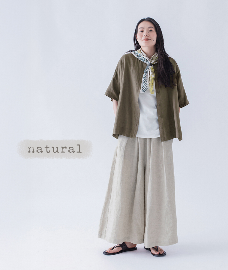 100％リネンタックワイドパンツ ナチュラルを着用したモデルの全身画像