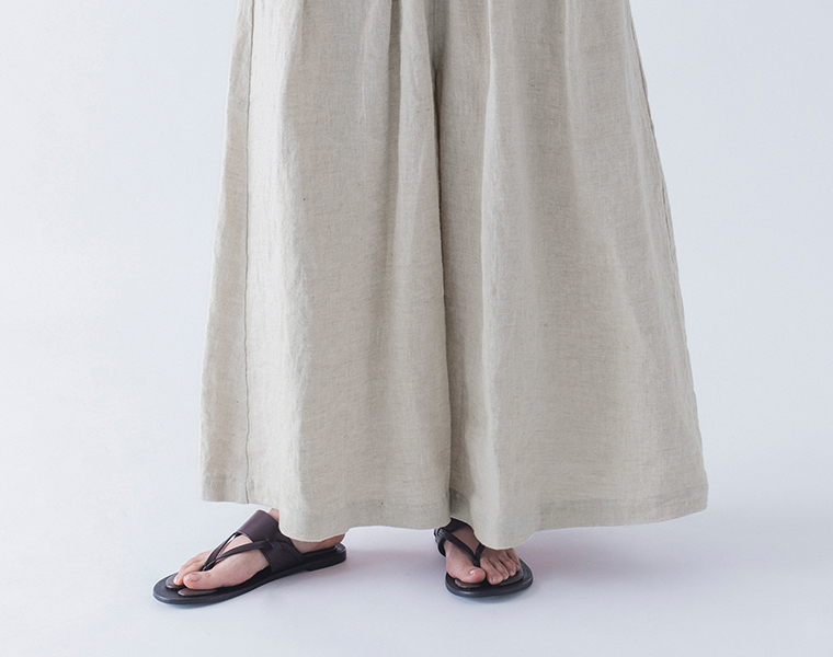 100％リネンタックワイドパンツ ナチュラルの裾まわりを写した画像