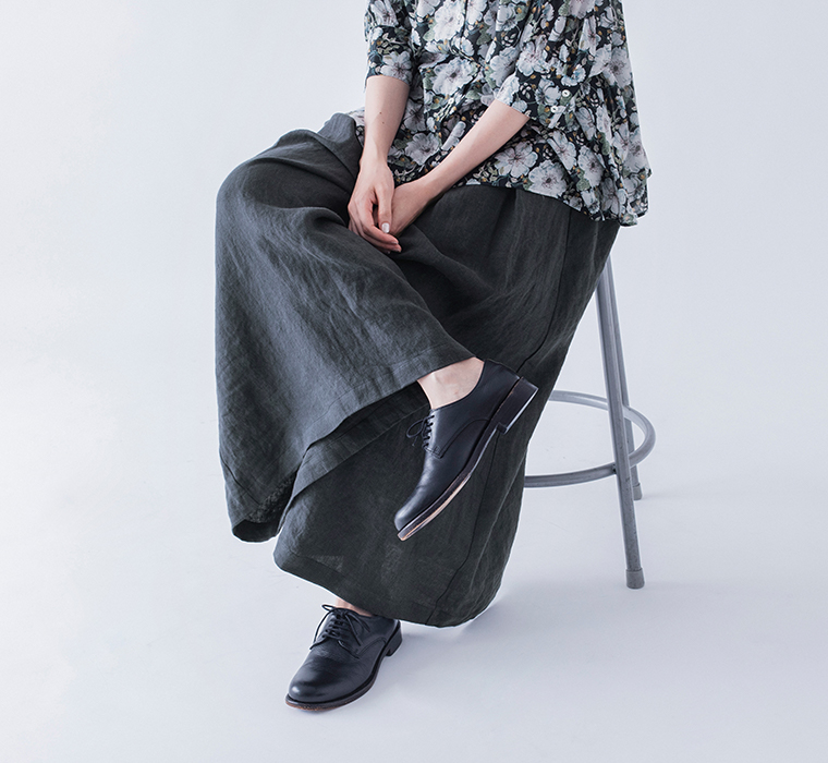 100％リネンタックワイドパンツ ネイビーの裾まわりを写した画像